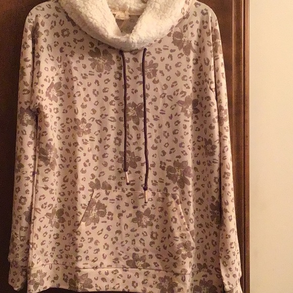 Hem and Thread top w/sherpa collar NWT - Picture 2 of 6